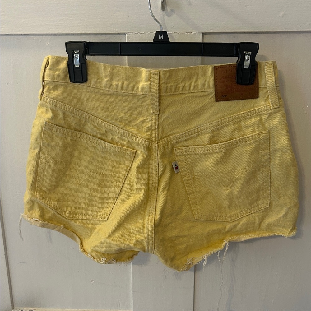 Yellow Levi’s Jean shorts size 28 - Picture 2 of 7